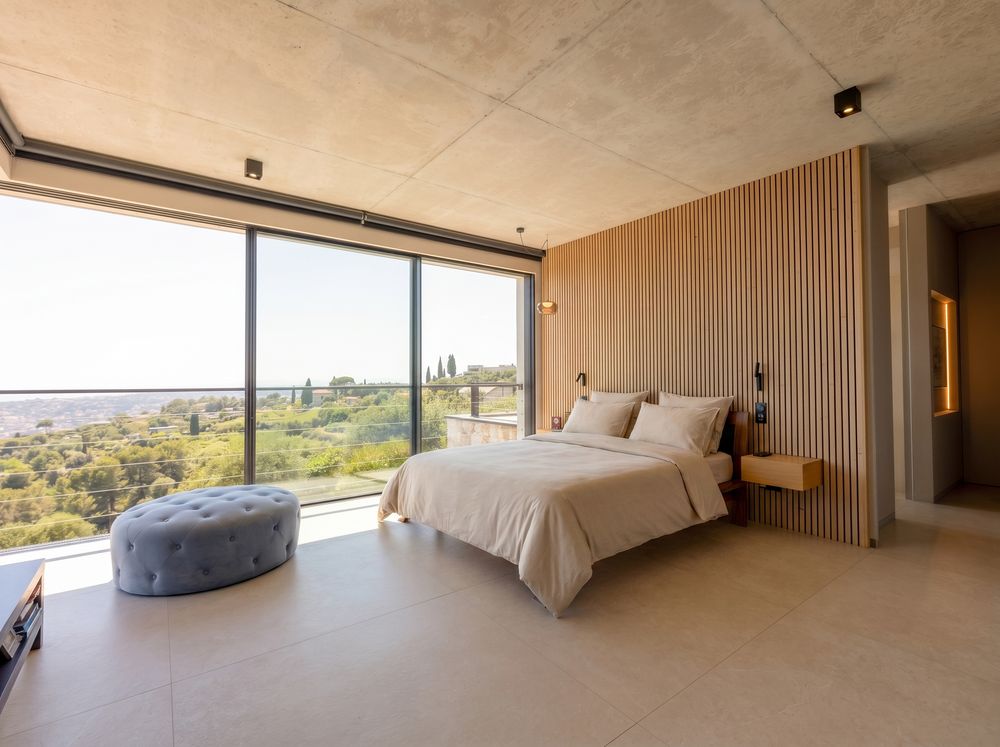 Photographie immobilière d’une chambre élégante et lumineuse dans une résidence de standing sur la Côte d’Azur