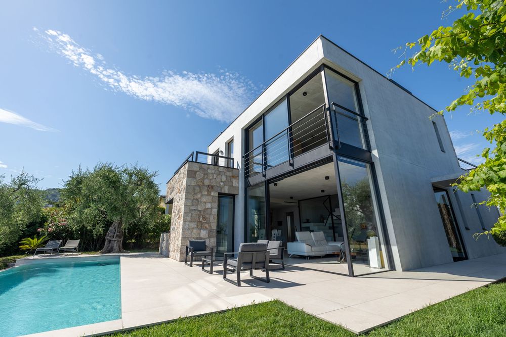 Photographie immobilière professionnelle d’une villa de luxe avec piscine à débordement sur la Côte d’Azur, valorisation immobilière haut de