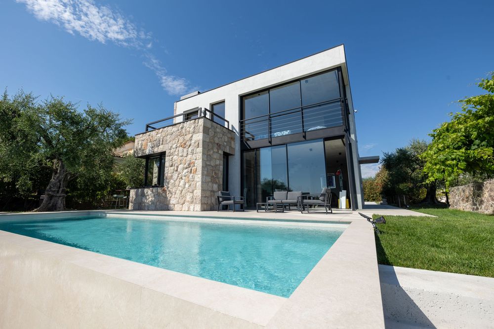 Photographie immobilière professionnelle d’une villa de luxe avec piscine à débordement sur la Côte d’Azur, valorisation immobilière haut de