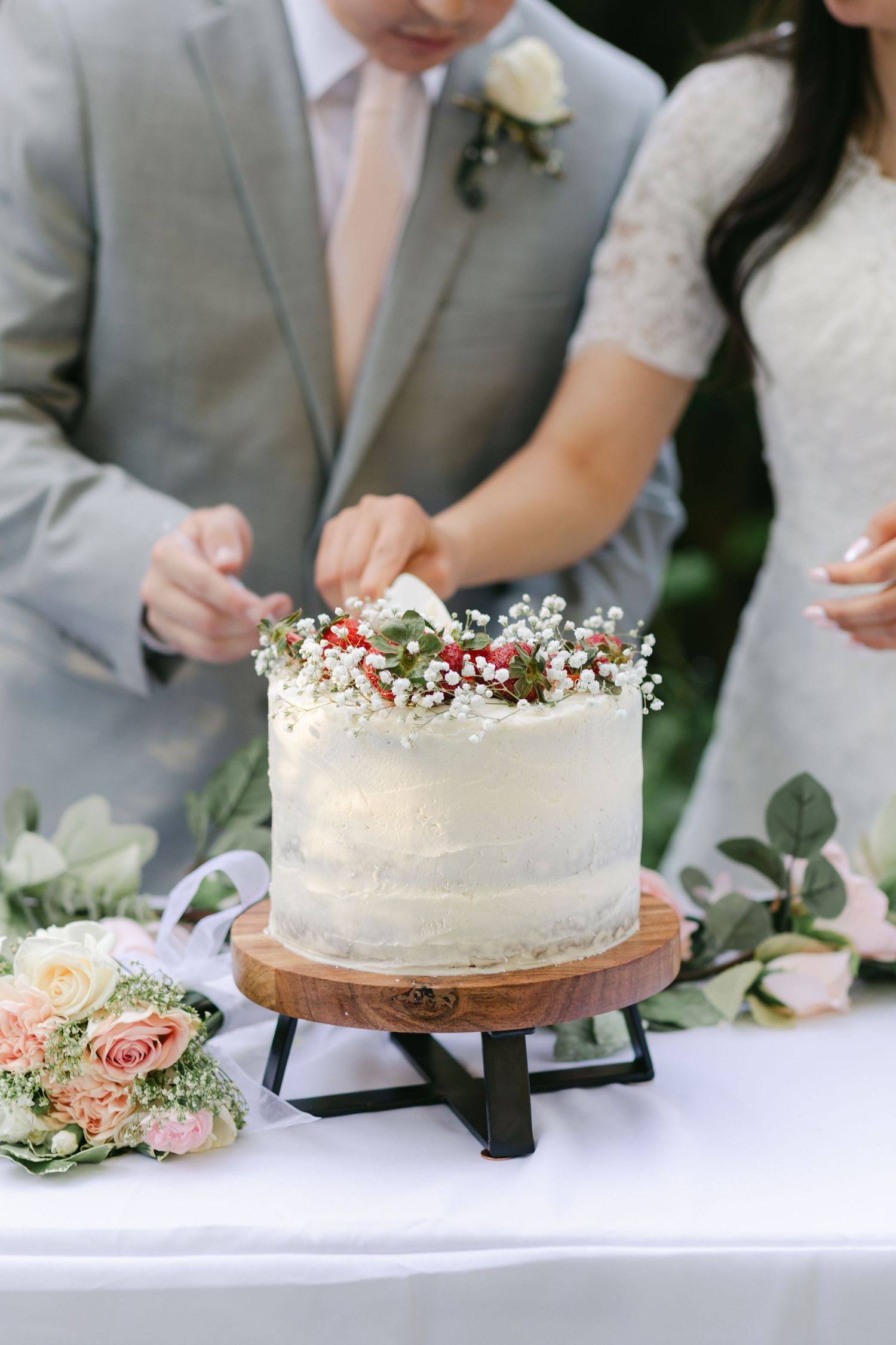 Slicing the strawberry cake at McHenry Mansion captured by Chelsee Rawe Photography