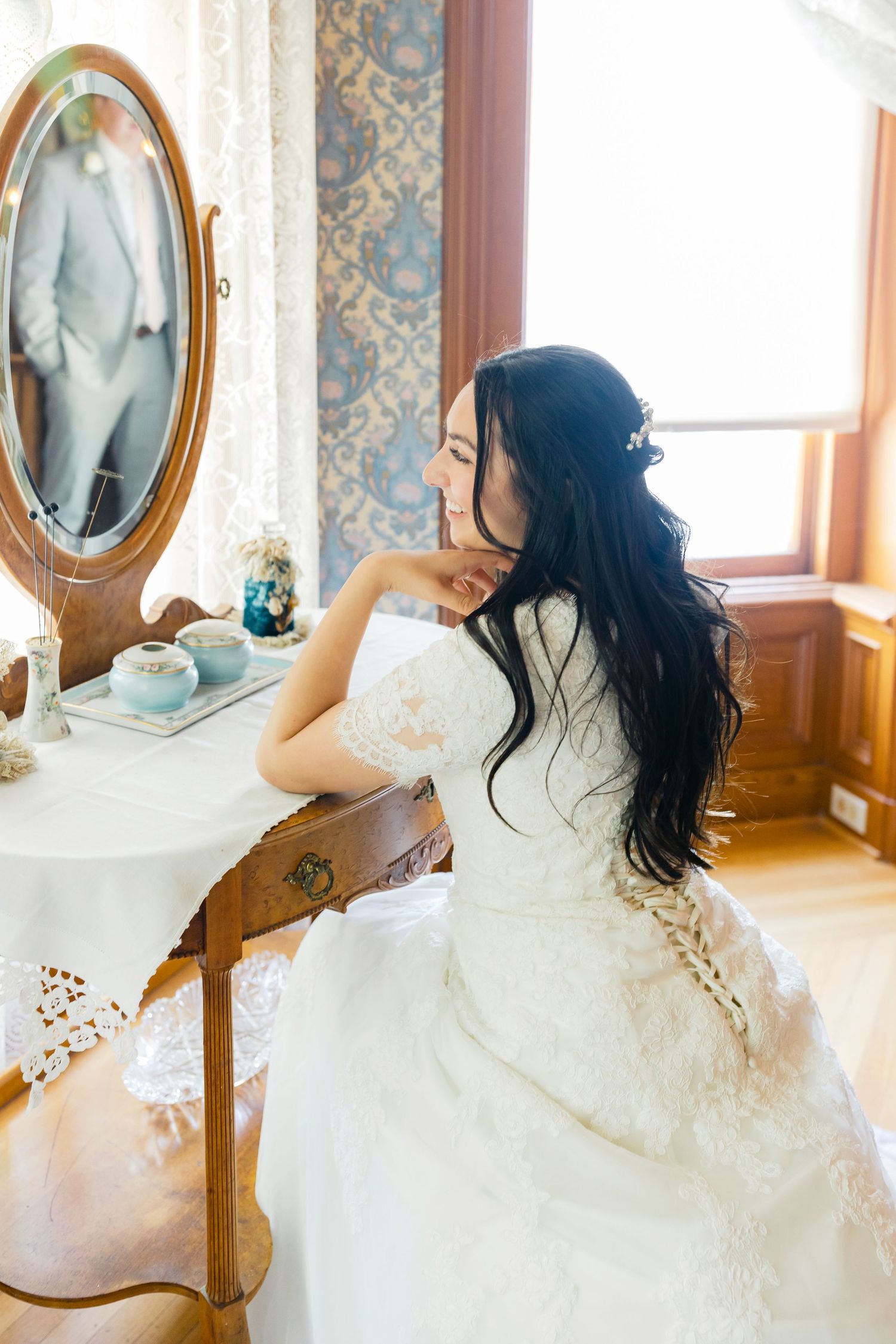 Bride getting ready at the McHenry Mansion captured by Chelsee Rawe Photography