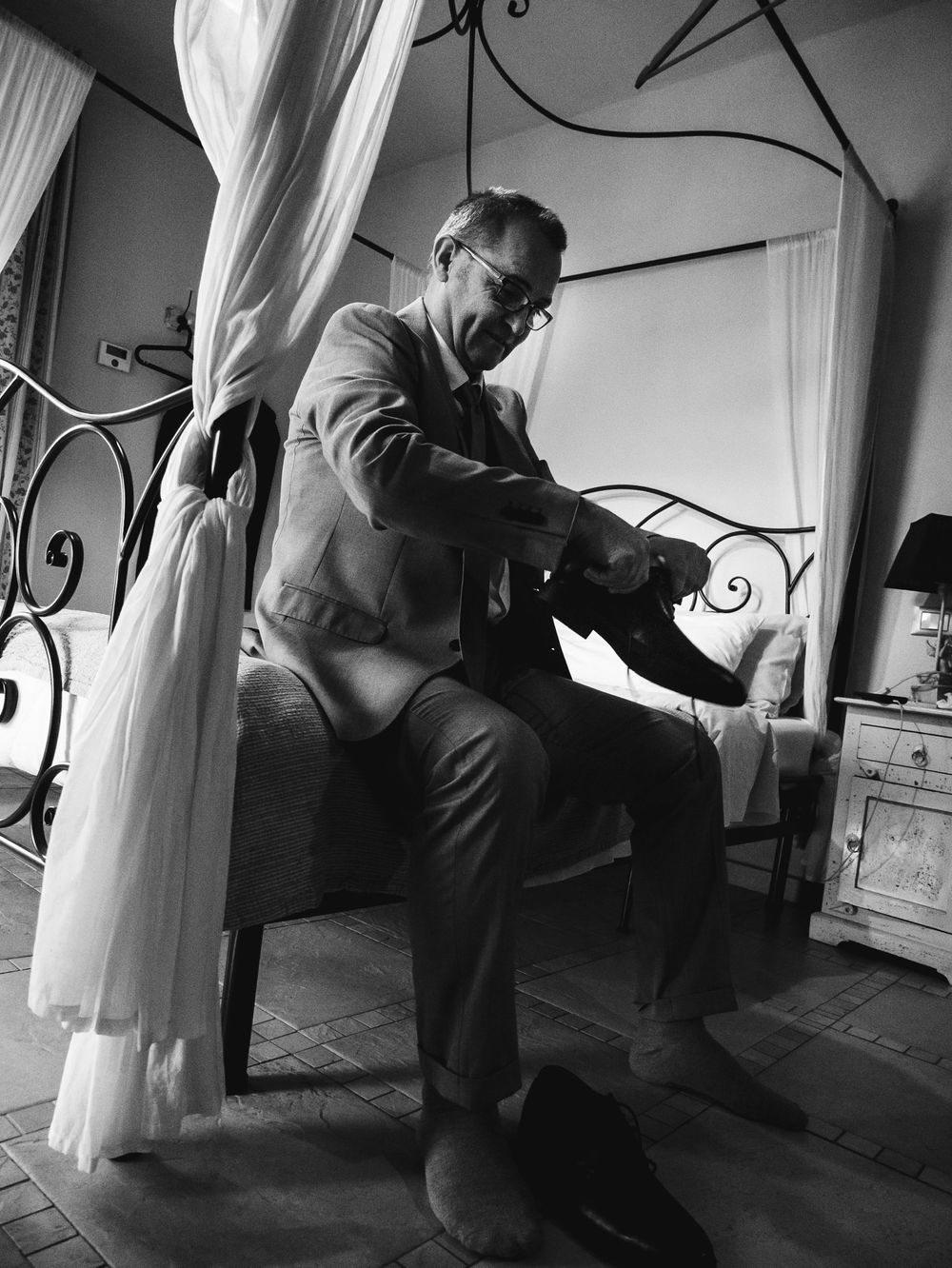 Dentro al momento in cui il padre della sposa si prepara per accompagnarla all'altare.