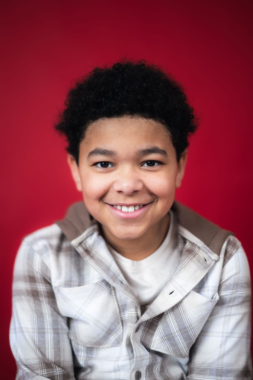 A series of five portrait photos showing someone in a white plaid shirt against a red background.