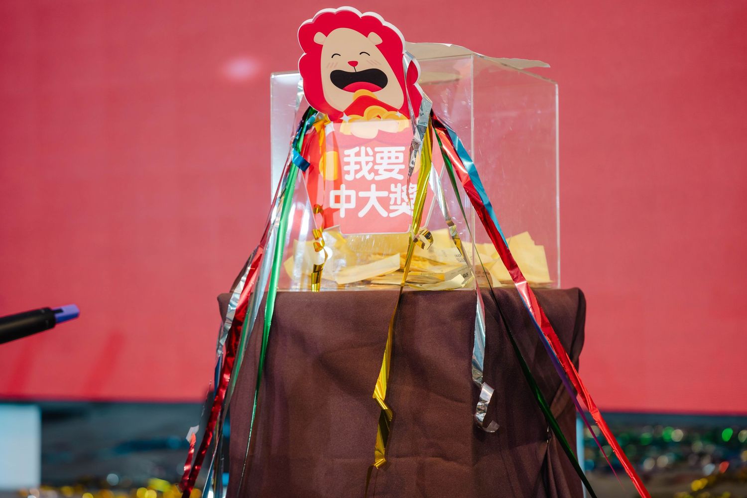 作為南部指標性的建設公司之一，中洲建築於屏東舉辦年度尾牙盛會，邀請羅時豐、陳勢安、孫淑媚現場演出，打造氣勢磅礡的企業年終晚會。渴望影像Aspire Studio以專業活動紀錄視角，完整捕捉舞台燈光、台上藝人表演、員工互動以及企業凝聚力，是屏東企業尾牙攝影與商業活動紀錄的代表案例。