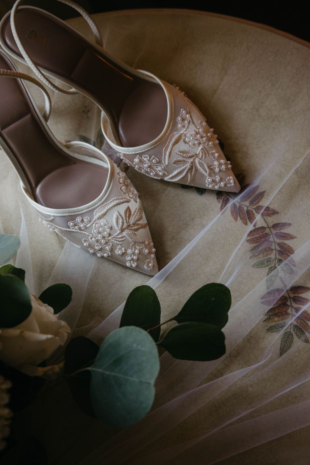Artystyczne ujęcie detali ślubnych w eleganckiej oprawie