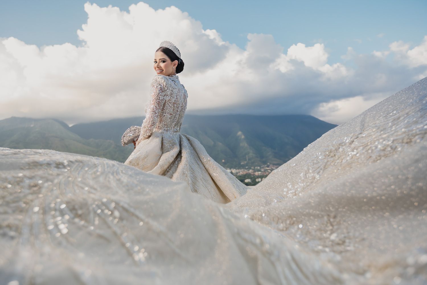 Retrato editorial de la novia Miroslava en la Quinta Esmeralda, fotografía de bodas de lujo en Caracas