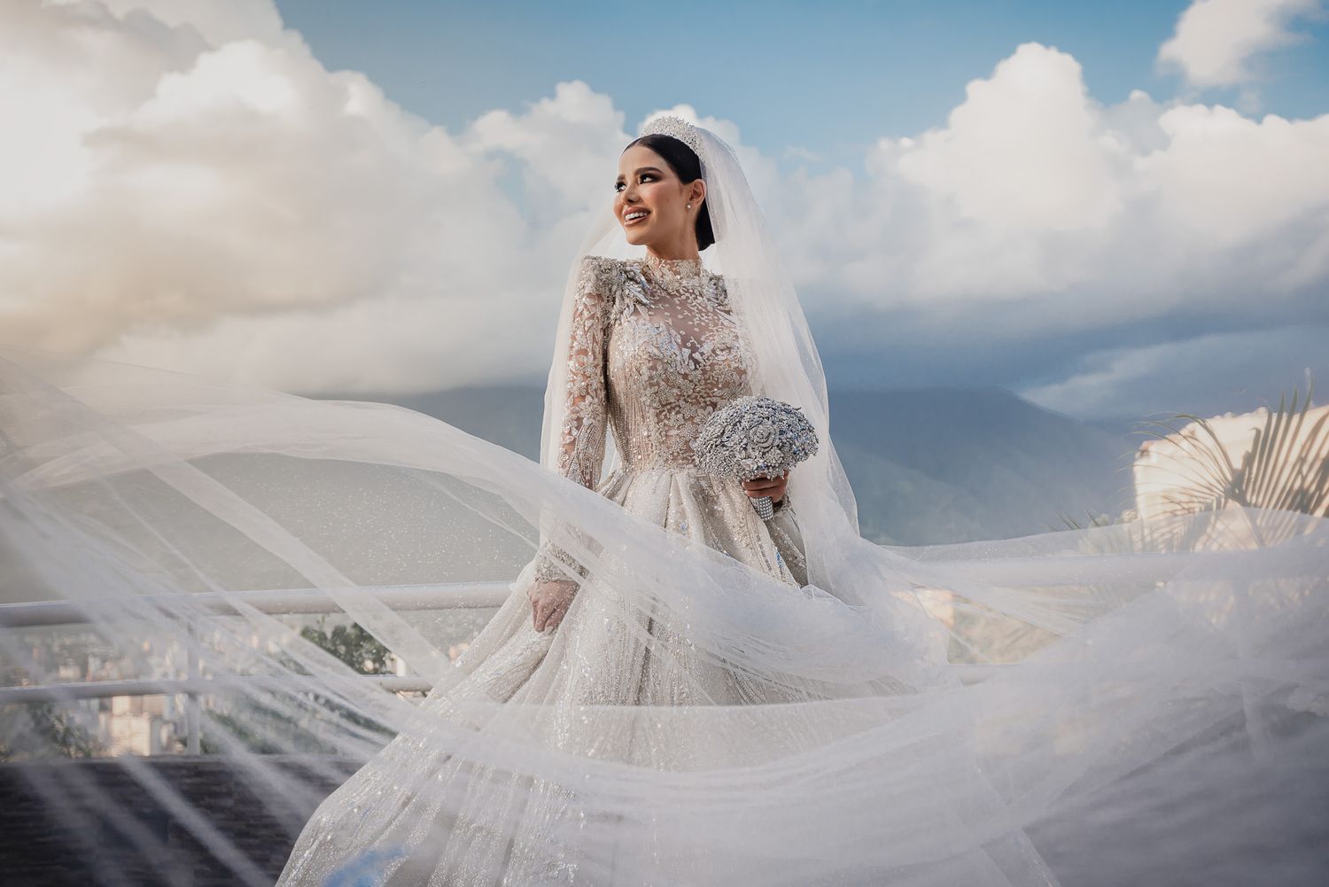 Retrato editorial de la novia Miroslava en la Quinta Esmeralda, fotografía de bodas de lujo en Caracas