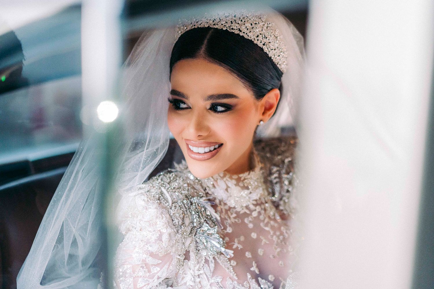 Retrato editorial de la novia Miroslava en la Quinta Esmeralda, fotografía de bodas de lujo en Caracas