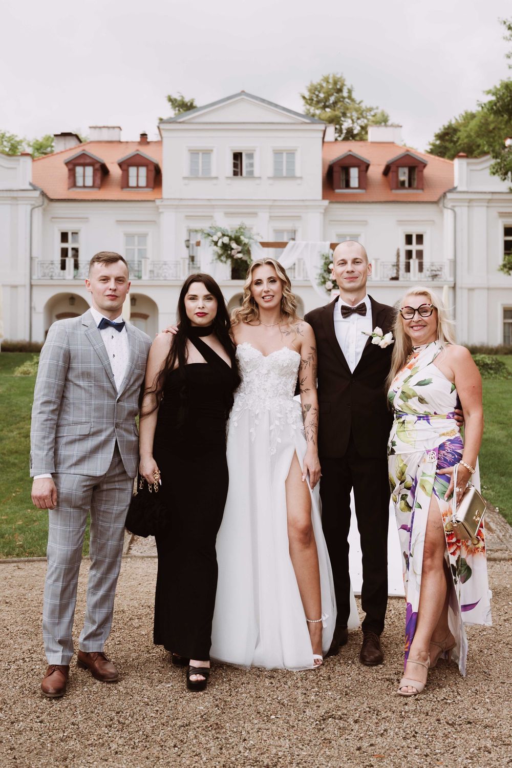 Rodzinne ujęcie ślubne przed dworem Mazowsze