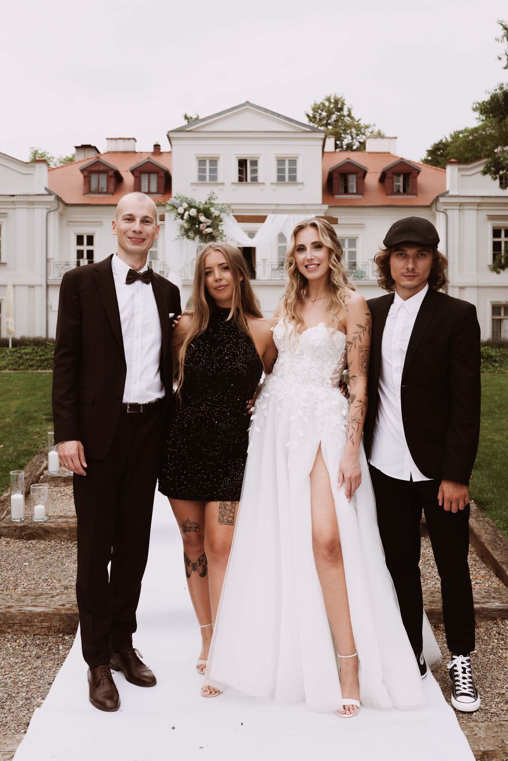 Fotografia gości na tle Dworu Zbożenna