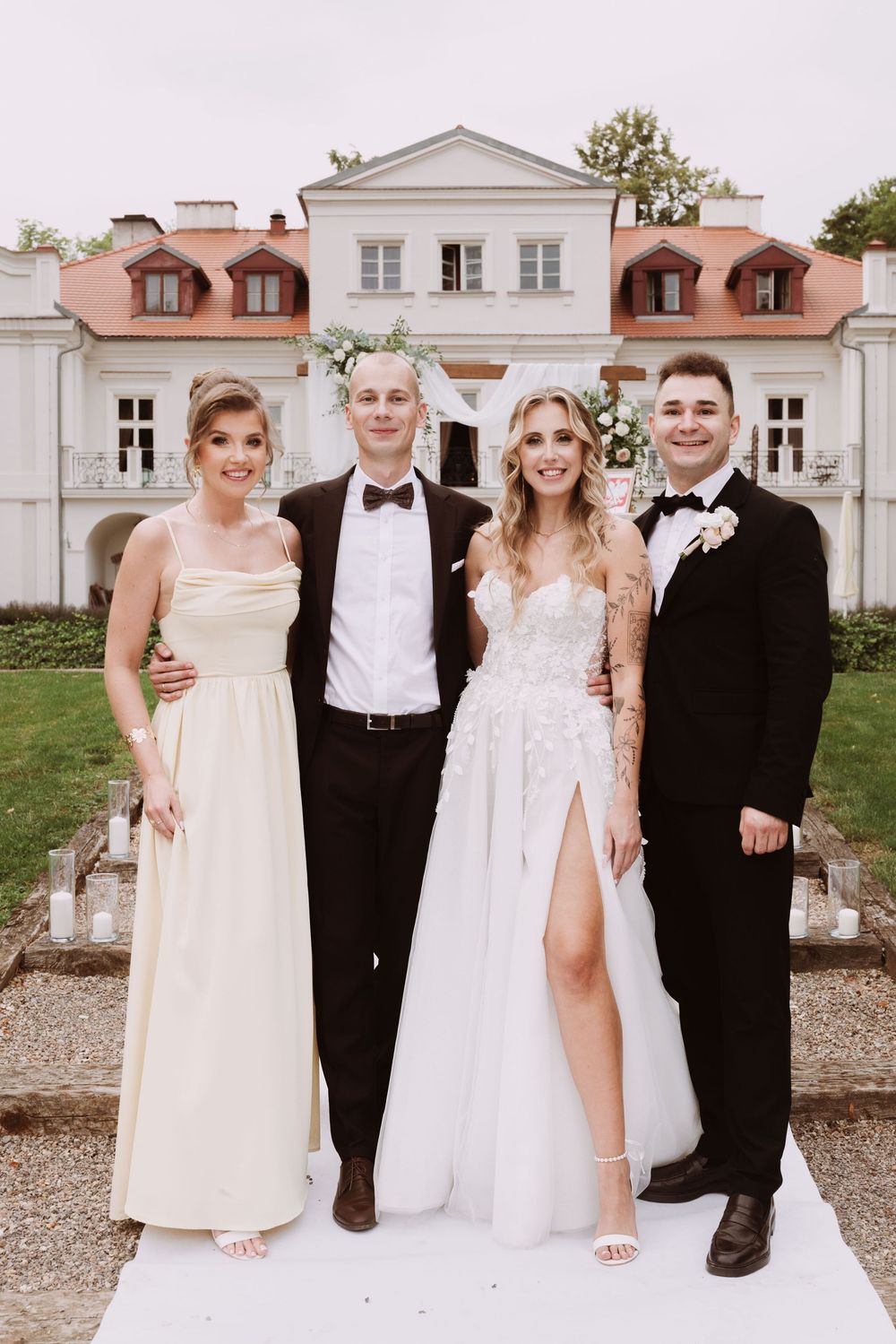 Goście weselni przed zabytkowym dworem