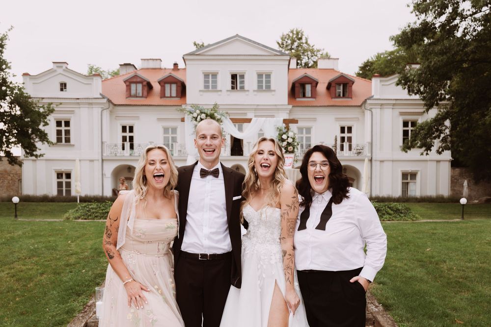 Zdjęcie rodzinne na tle eleganckiego dworu