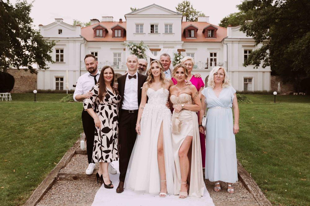 Fotografia grupowa w ogrodzie Dworu Zbożenna