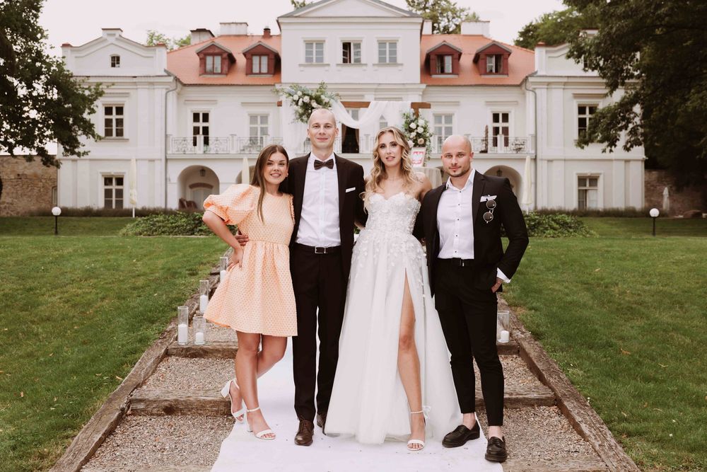 Przyjaciele i rodzina przed dworem, wesele Mazowieckie