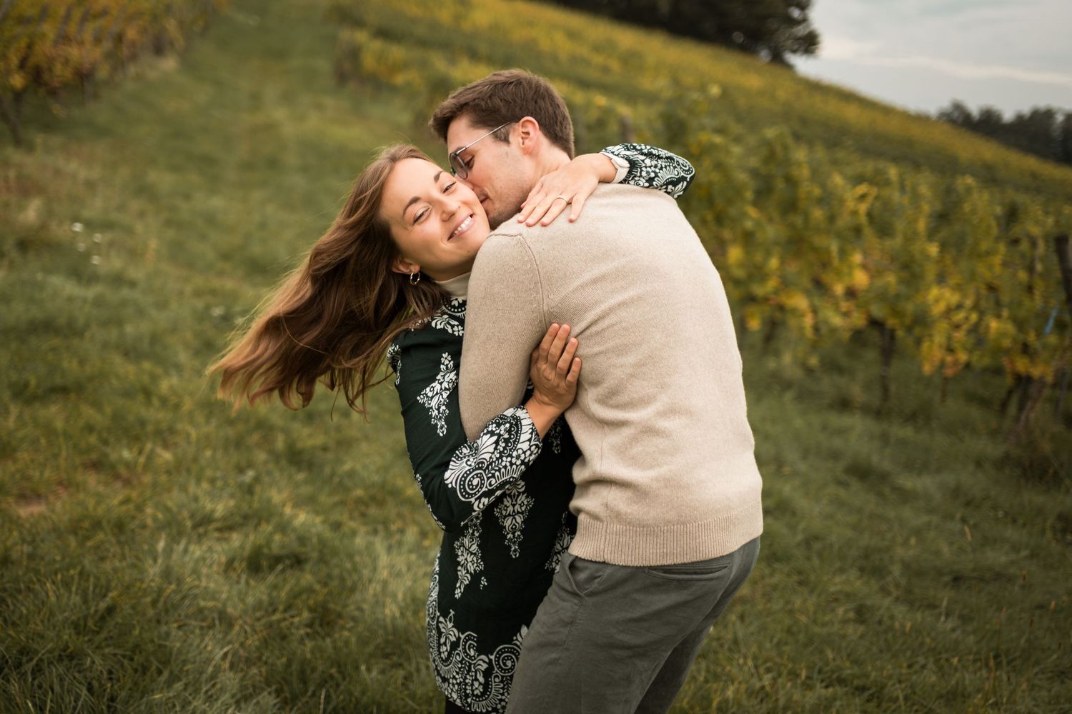 Couple amoureux dans le vignoble alsacien en automne