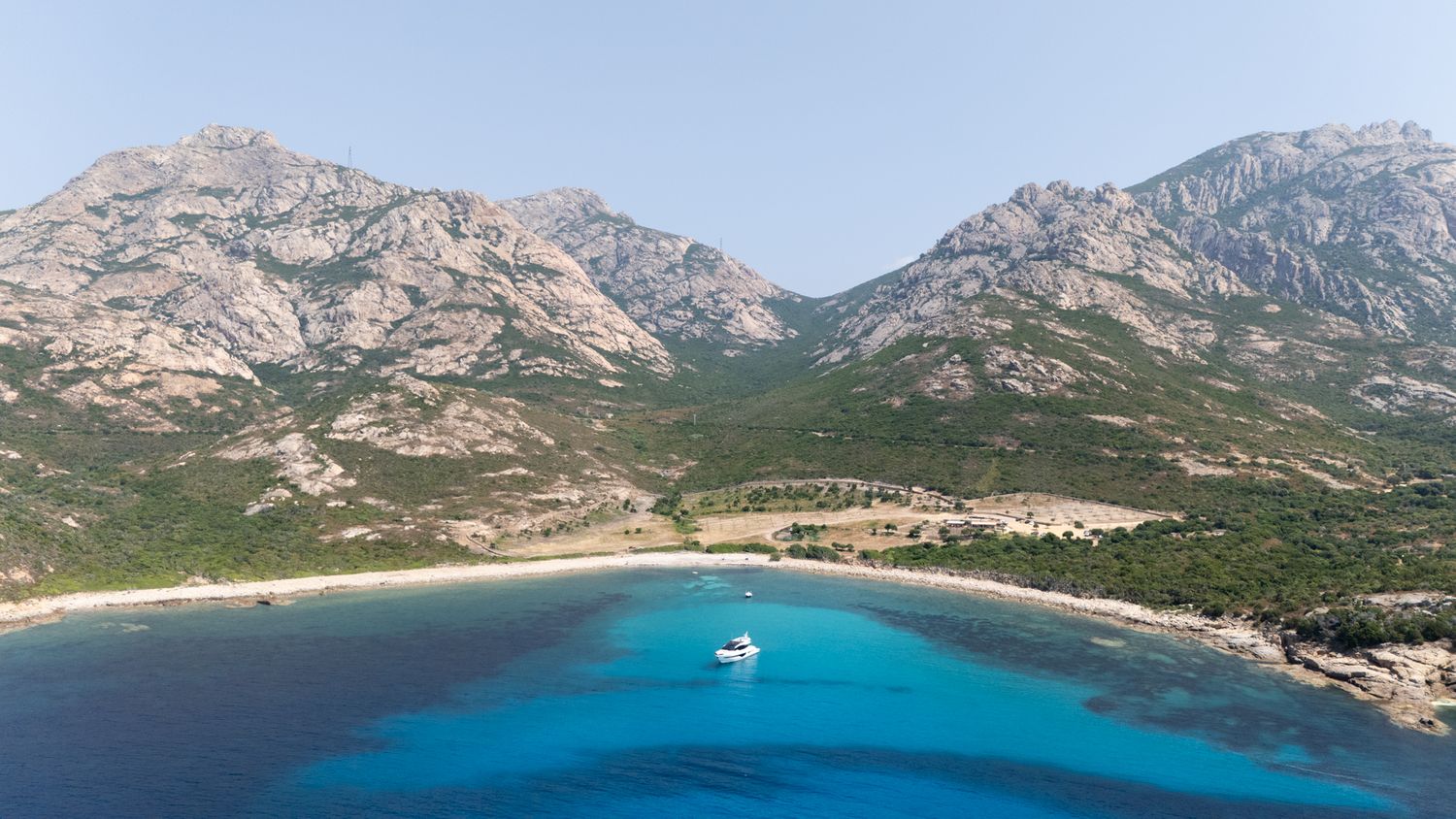 bateau ammaré dans la baie de nichiaretu en corse