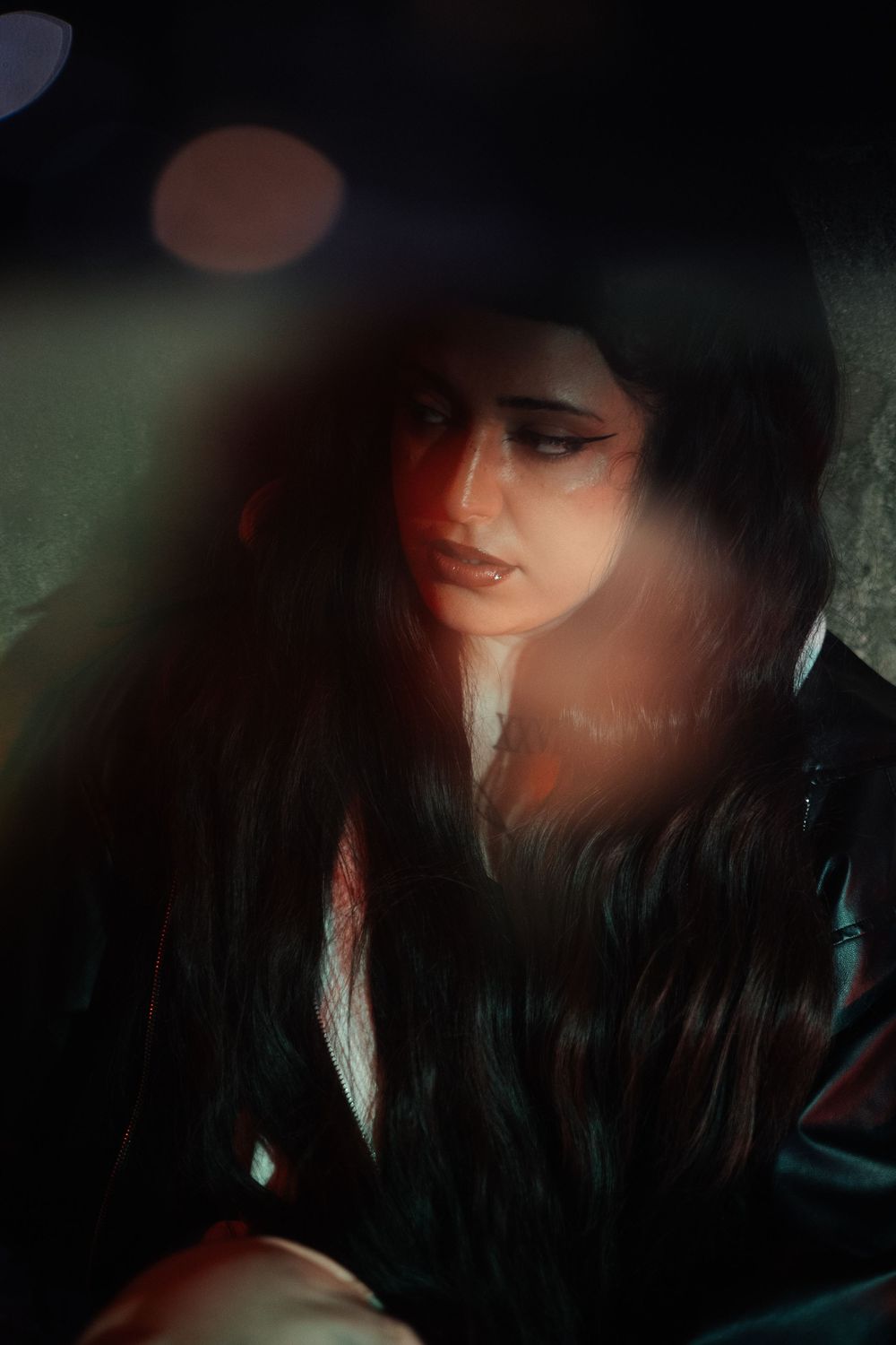 Jogo de luz e sombra em retratos sombrios, onde a silhueta ganha força e mistério. Sessão fotográfica criativa para cantora.