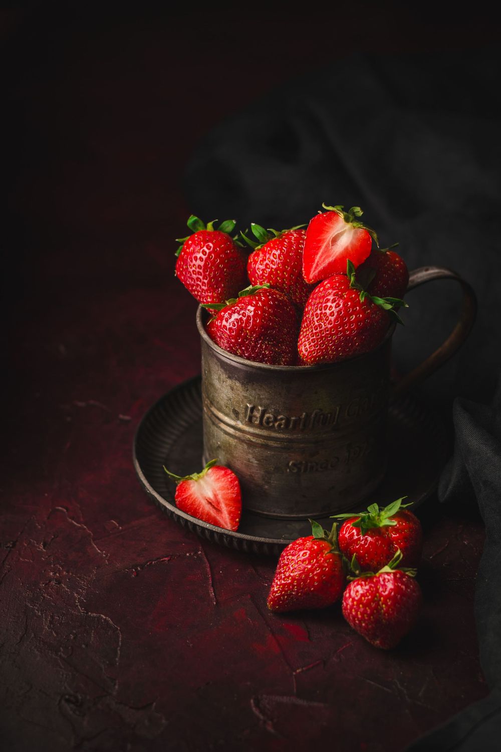 Photo culinaire de fraises en clair obscur - Mélanie Rousselle, styliste et photographe culinaire basée en Ile de France