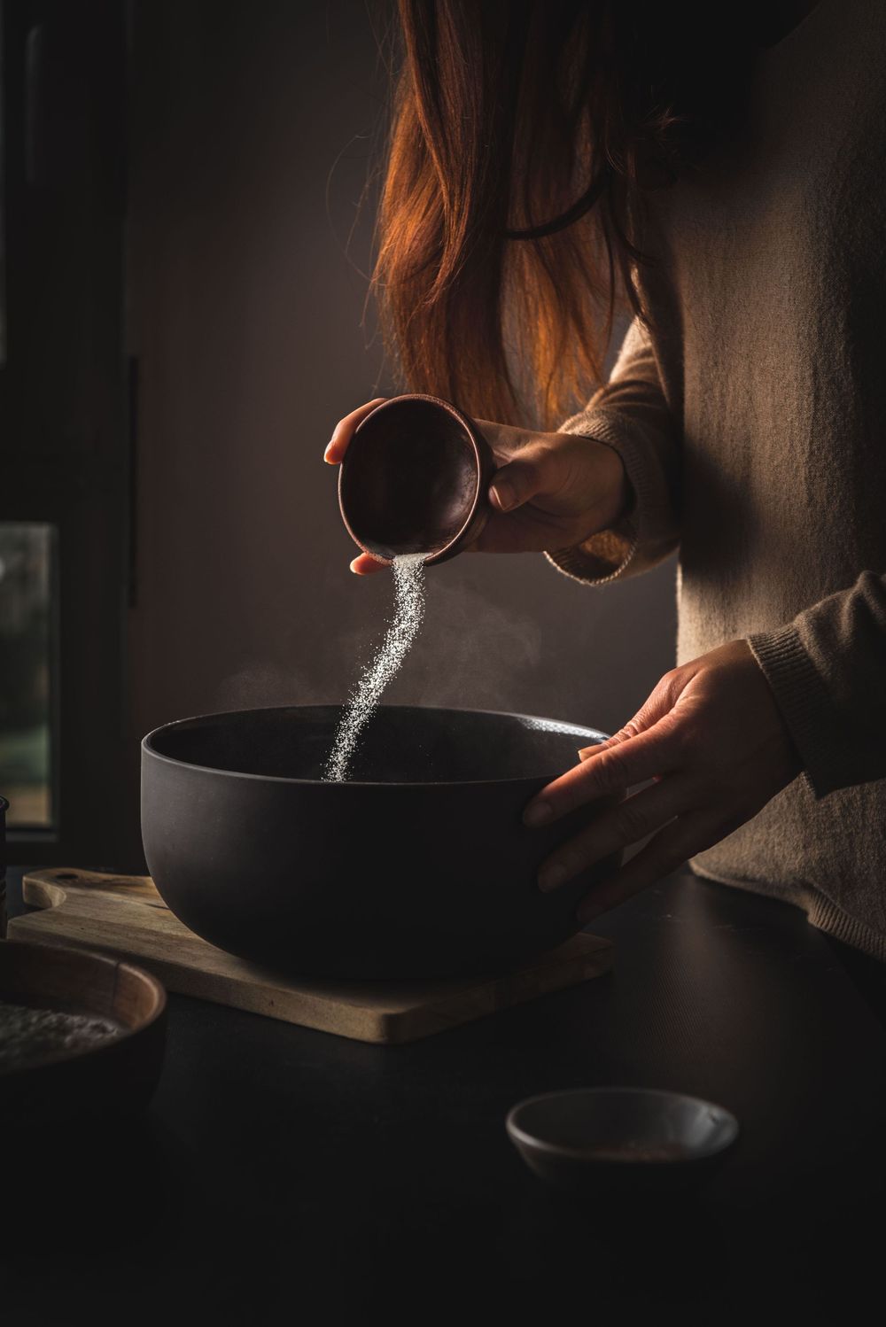 Chute de sel pour un gâteau - Photo de Mélanie Rousselle, photographe culinaire Paris