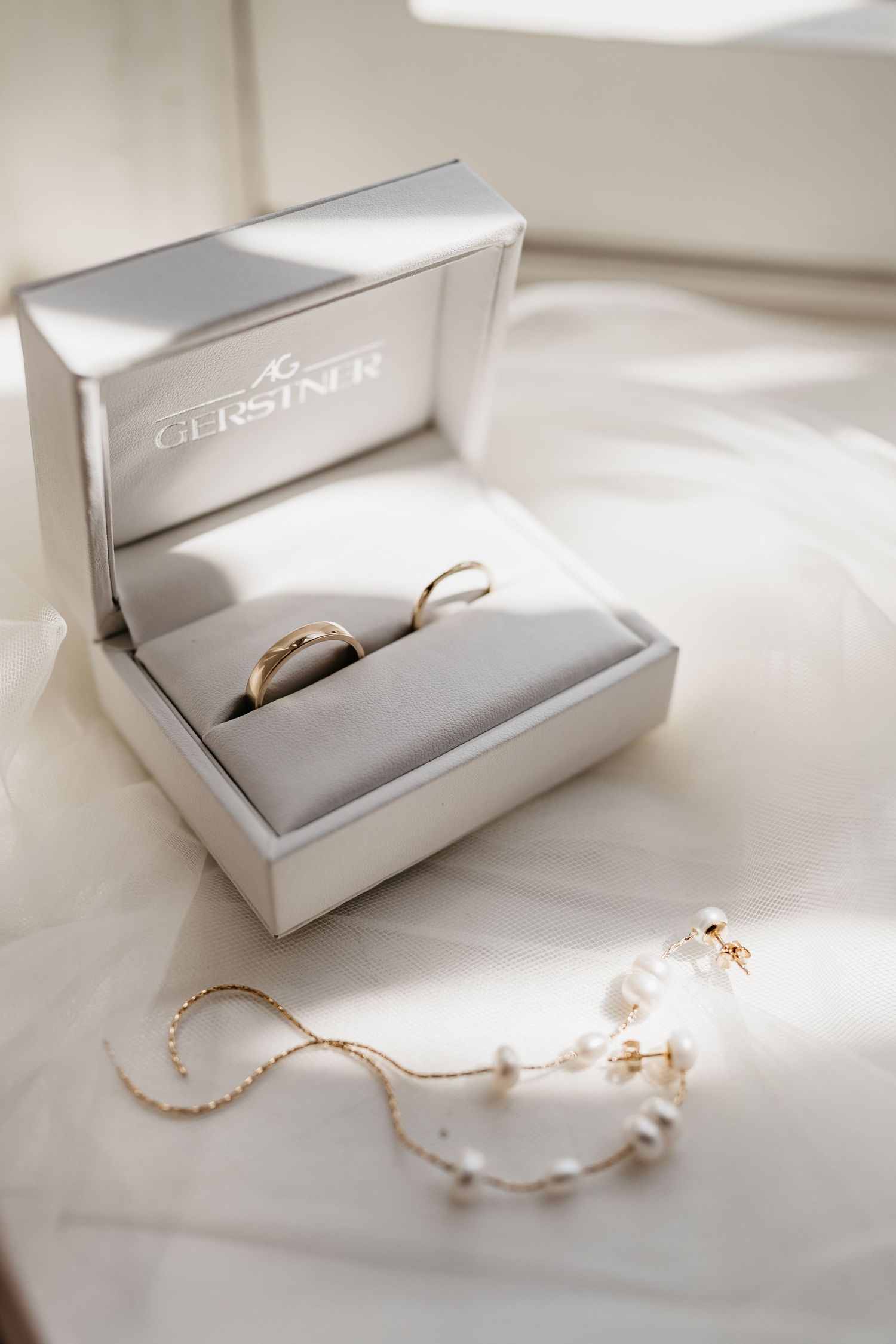 Creatieve trouwfotografie sieraden - Get ready shot