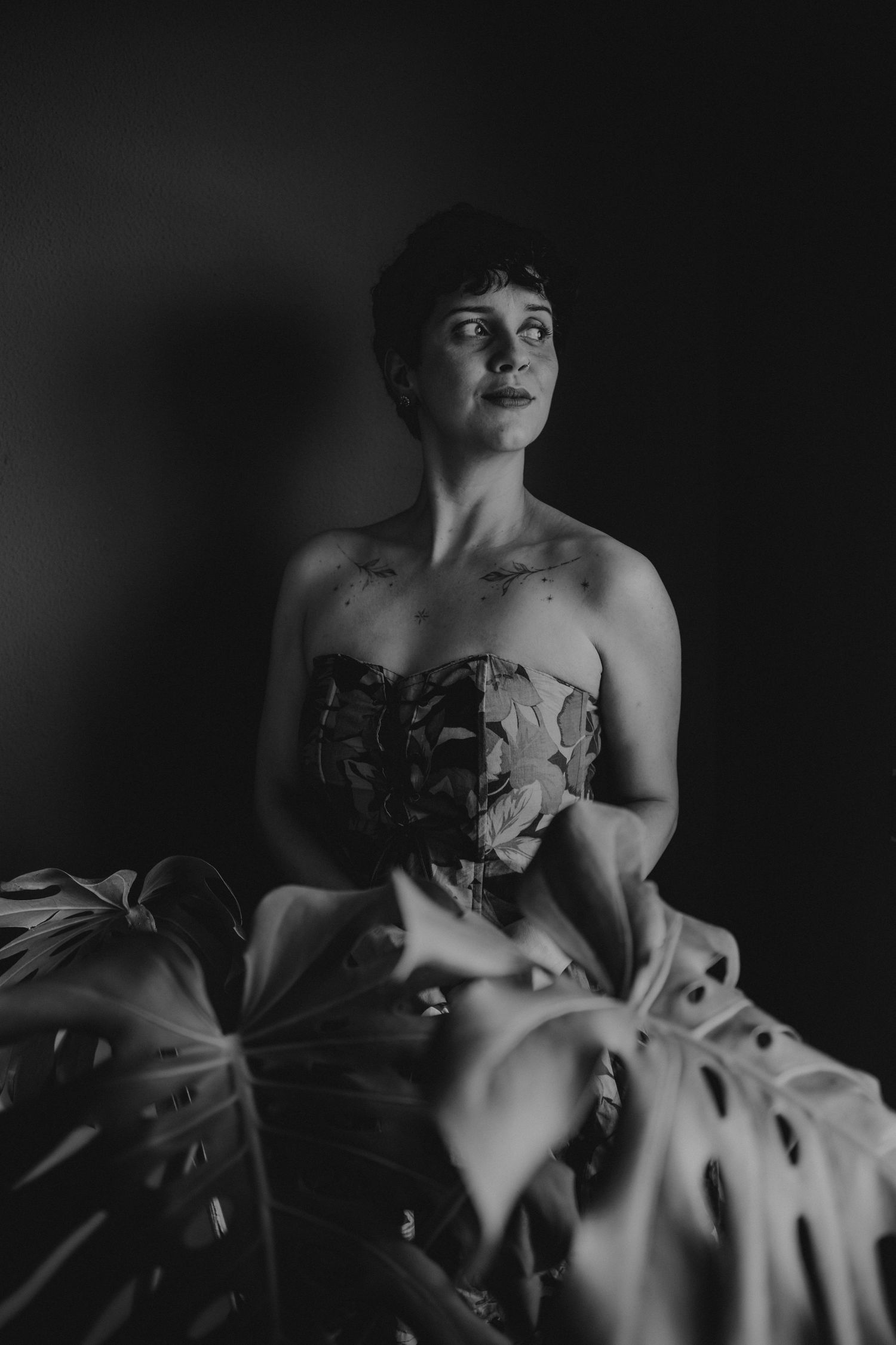 retrato de apesentação  em preto e branco da fotógrafa da Liberta Fotografia Cacau Froger Studio localizado em Caldas da Rainha Portugal
