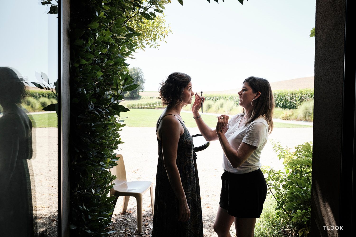 TLOOK photographe de mariage de style documentaire, aux portes des iris préparatifs de la mariée maquillage