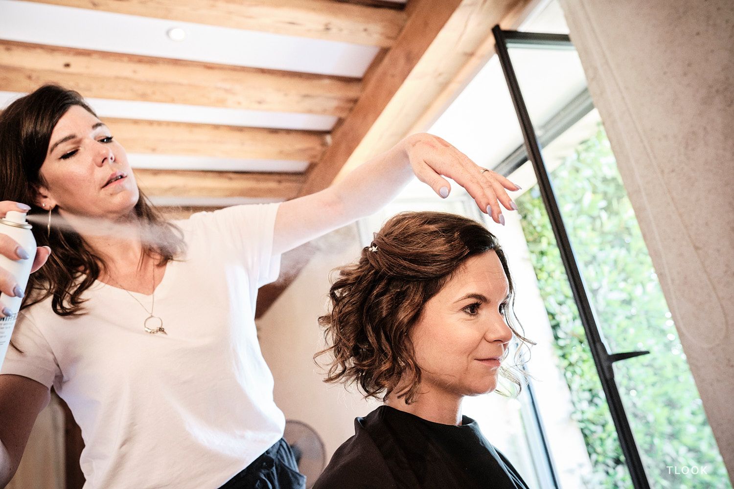 TLOOK photographe de mariage de style documentaire, aux portes des iris préparatifs de la mariée coiffure