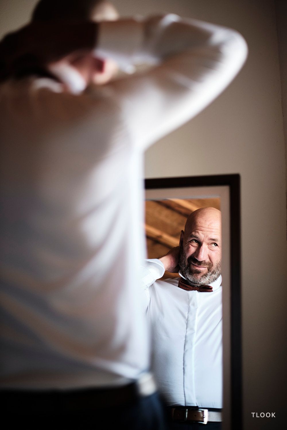 TLOOK photographe de mariage de style documentaire, aux portes des iris préparatifs du témoin