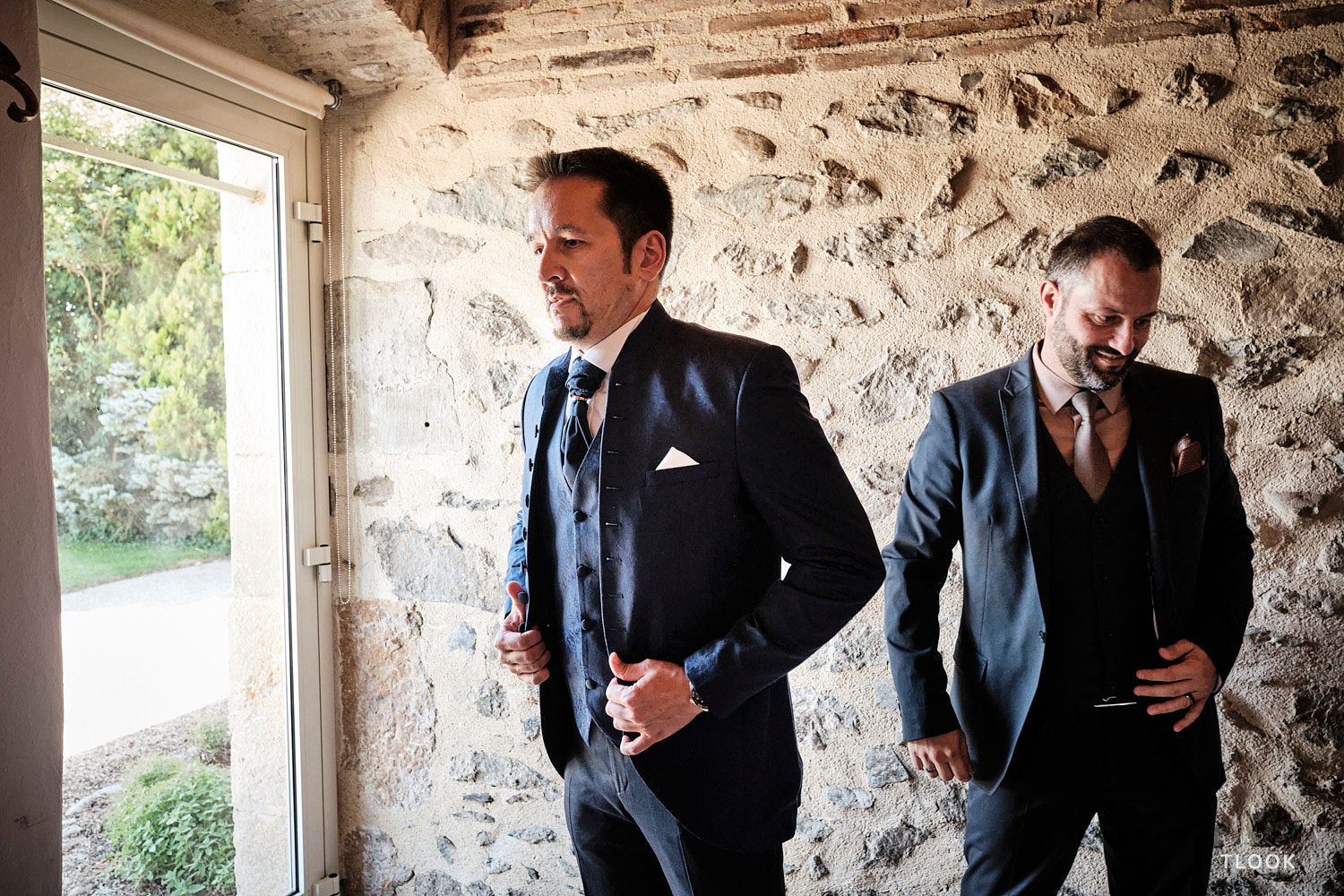 TLOOK photographe de mariage de style documentaire, aux portes des iris préparatifs du marié avec le témoin