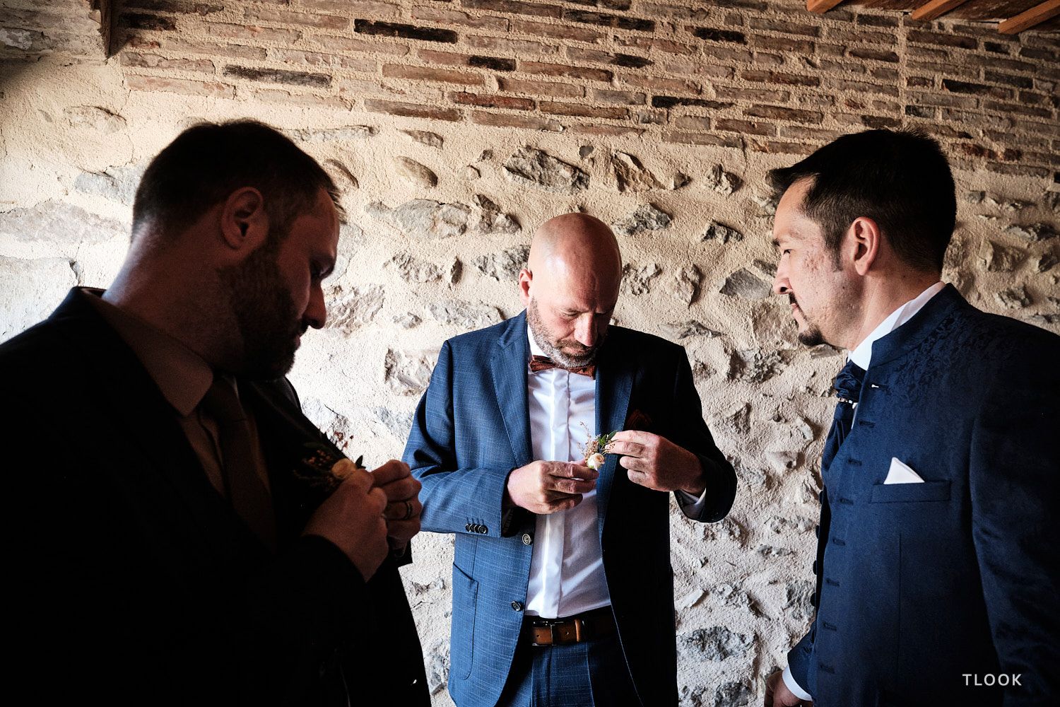 TLOOK photographe de mariage de style documentaire, aux portes des iris préparatifs du marié avec les témoins