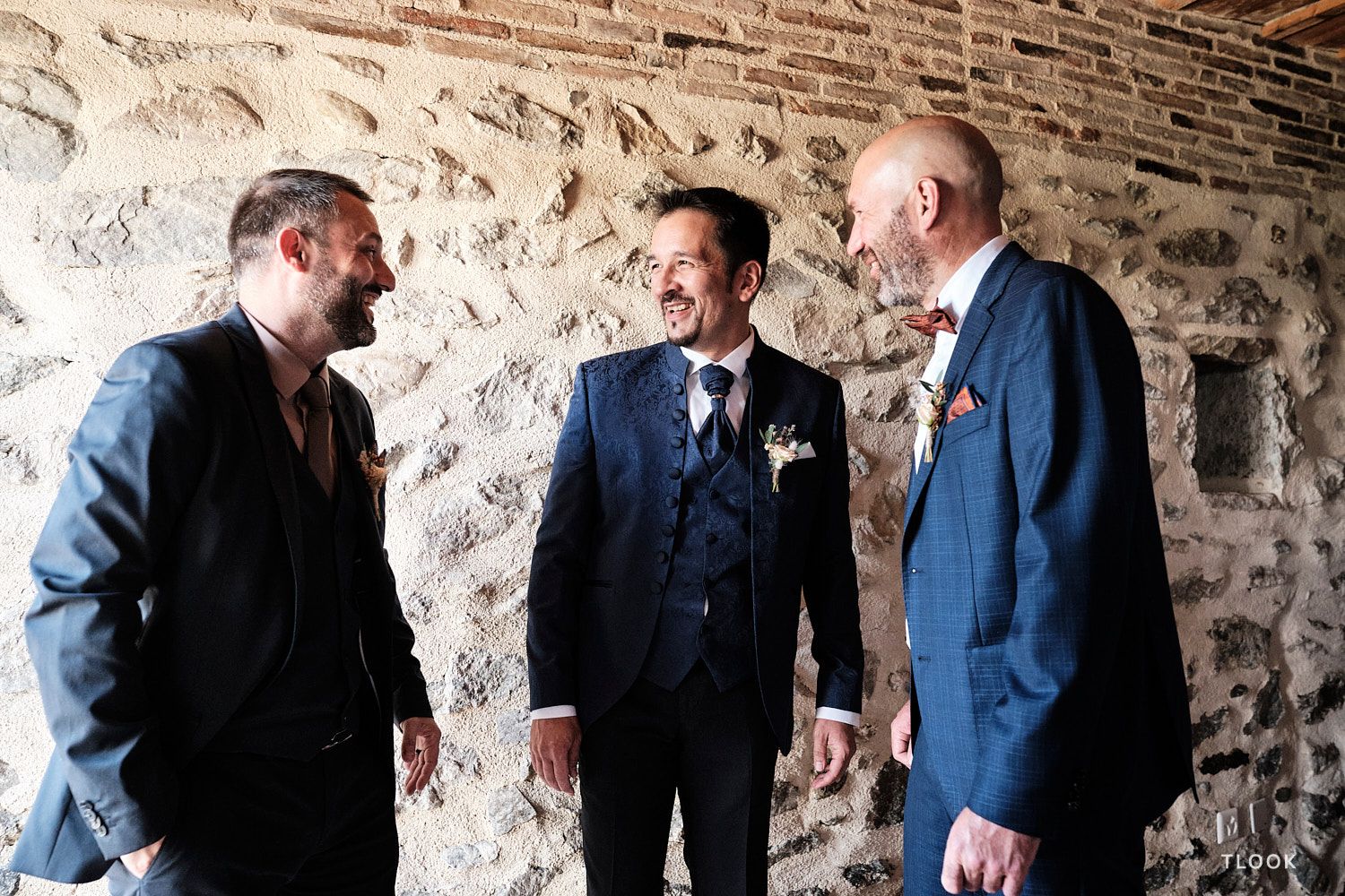 TLOOK photographe de mariage de style documentaire, aux portes des iris préparatifs du marié avec les témoins