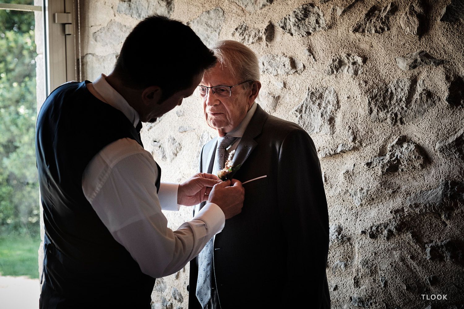 TLOOK photographe de mariage de style documentaire, aux portes des iris préparatifs du marié avec son papa