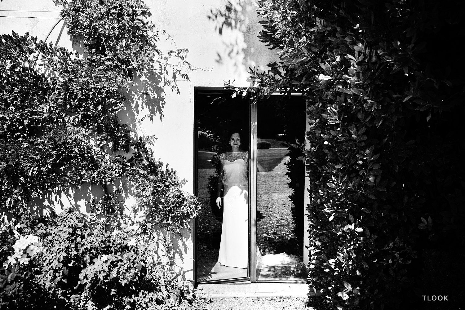 TLOOK photographe de mariage de style documentaire, aux portes des iris préparatifs la mariée devant la fenêtre