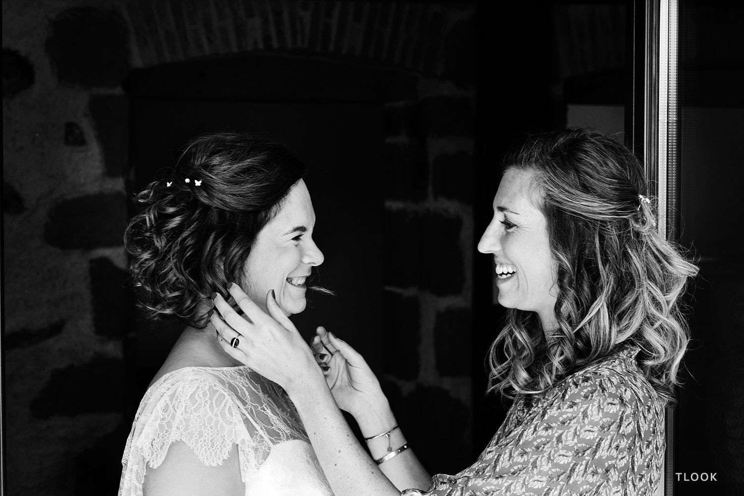 TLOOK photographe de mariage de style documentaire, aux portes des iris préparatifs la mariée avec sa témoin