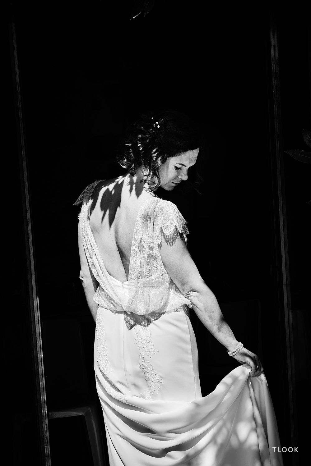 TLOOK photographe de mariage de style documentaire, aux portes des iris préparatifs la mariée détail dos