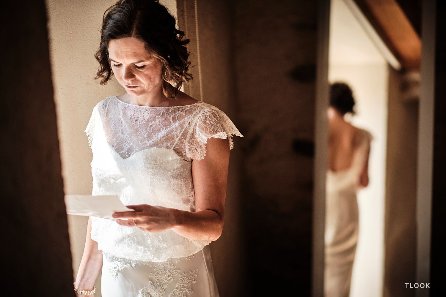 TLOOK photographe de mariage de style documentaire, aux portes des iris préparatifs la mariée lit ses voeux