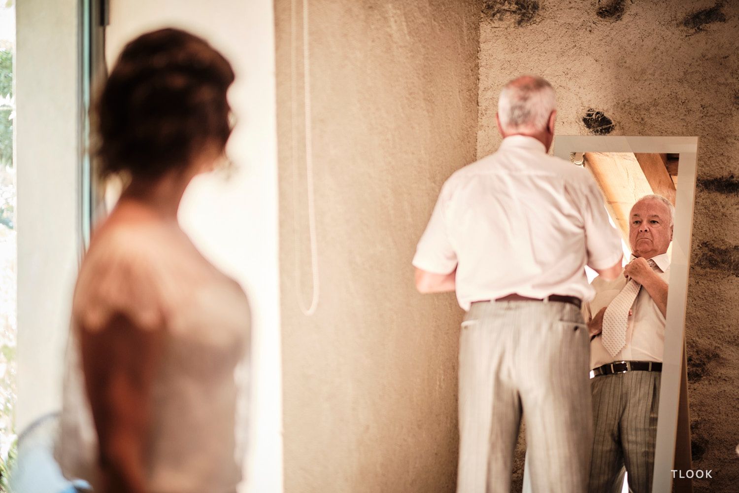 TLOOK photographe de mariage de style documentaire, aux portes des iris préparatifs la mariée et son papa