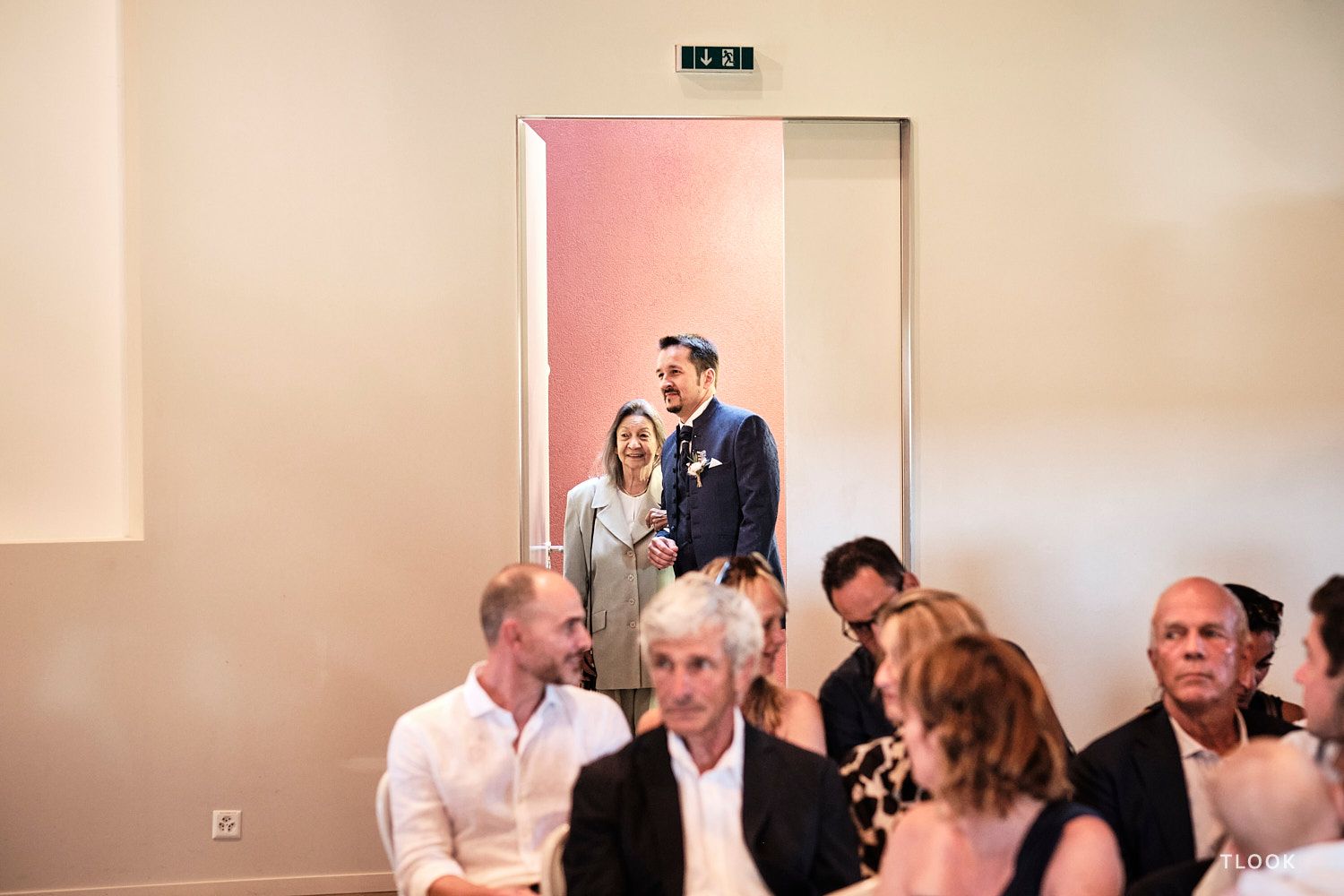 TLOOK photographe de mariage de style documentaire, aux portes des iris cérémonie le marié arrive avec sa maman