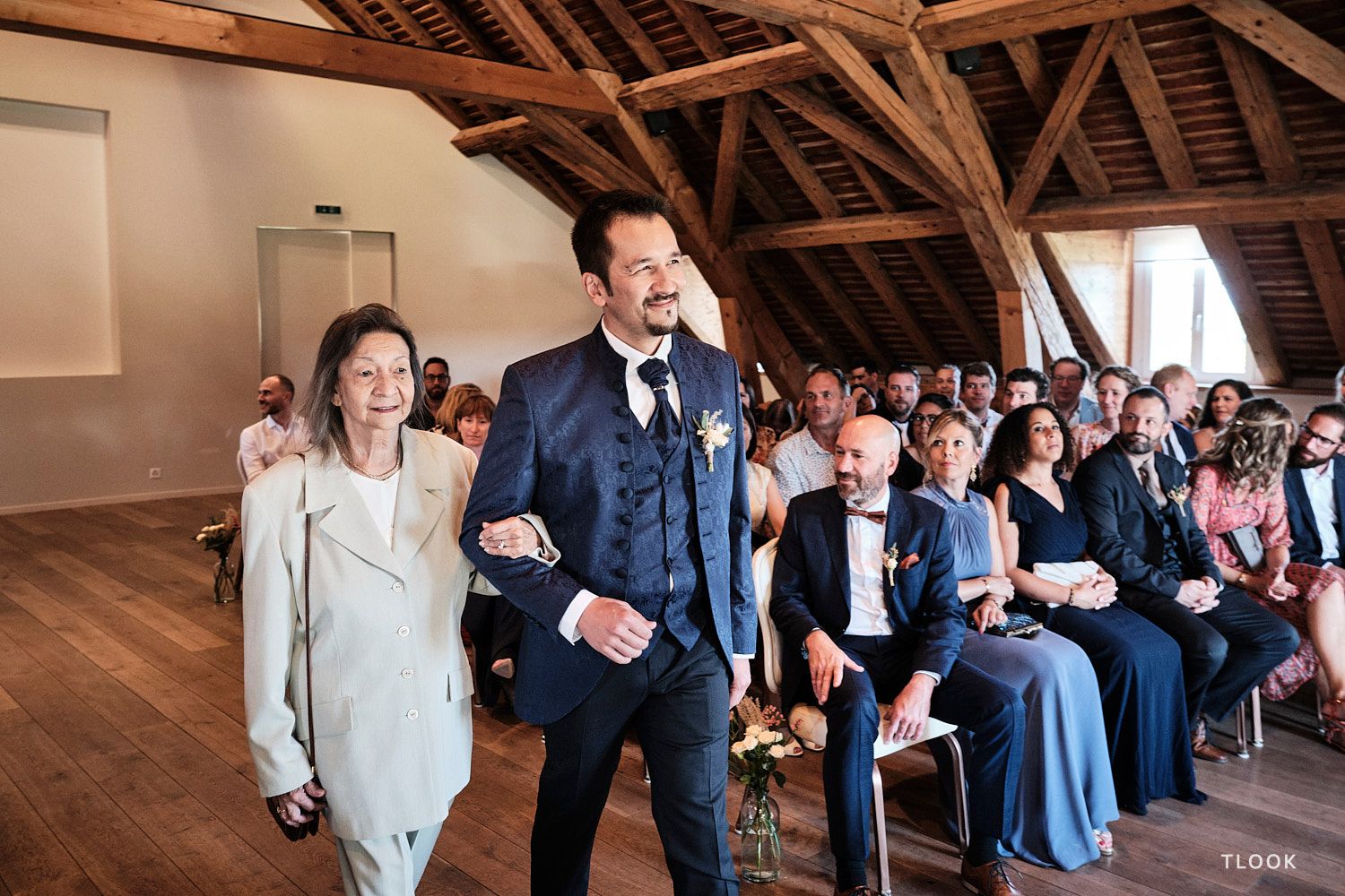 TLOOK photographe de mariage de style documentaire, aux portes des iris cérémonie le marié arrive avec sa maman