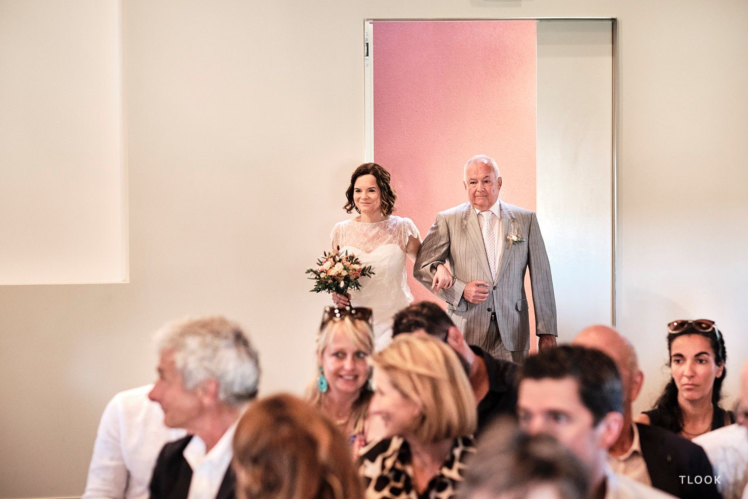 TLOOK photographe de mariage de style documentaire, aux portes des iris cérémonie la mariée arrive avec son papa