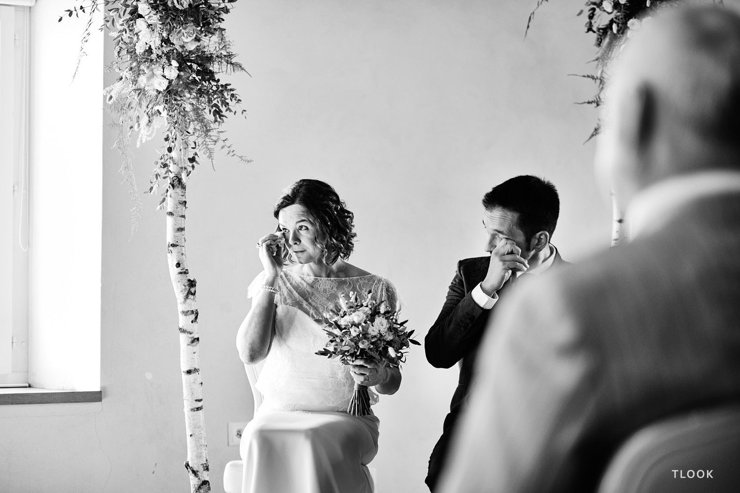 TLOOK photographe de mariage de style documentaire, aux portes des iris cérémonie les mariés pleurent