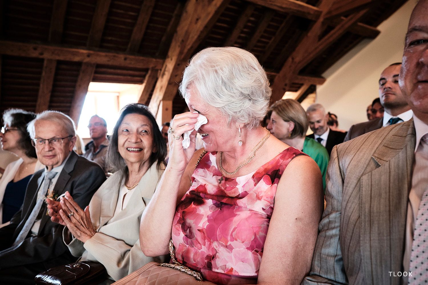TLOOK photographe de mariage de style documentaire, aux portes des iris cérémonie la maman pleure