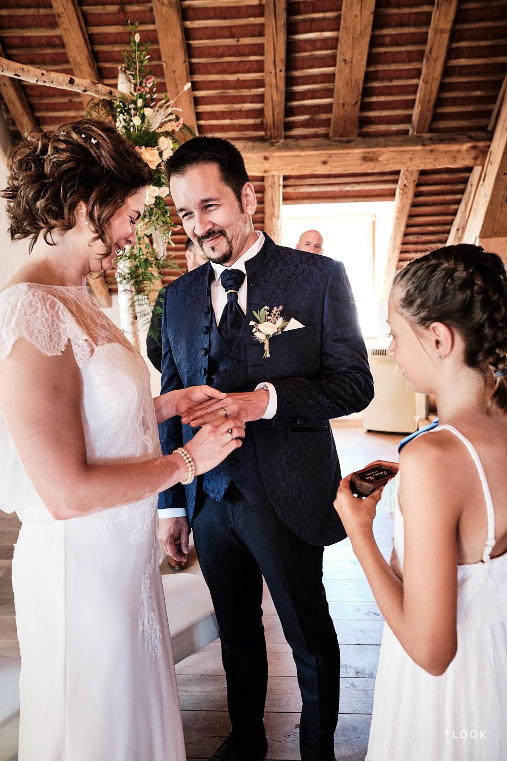 TLOOK photographe de mariage de style documentaire, aux portes des iris cérémonie passage de la bague au doigt