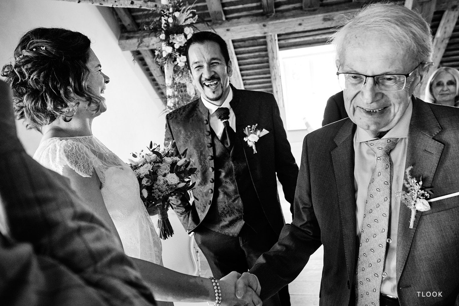TLOOK photographe de mariage de style documentaire, aux portes des iris fin de la cérémonie avec les mariés et les parents