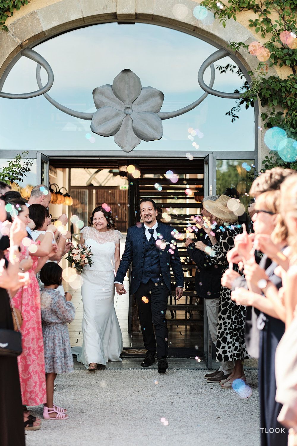 TLOOK photographe de mariage de style documentaire, aux portes des iris fin de la cérémonie les mariés et bulles