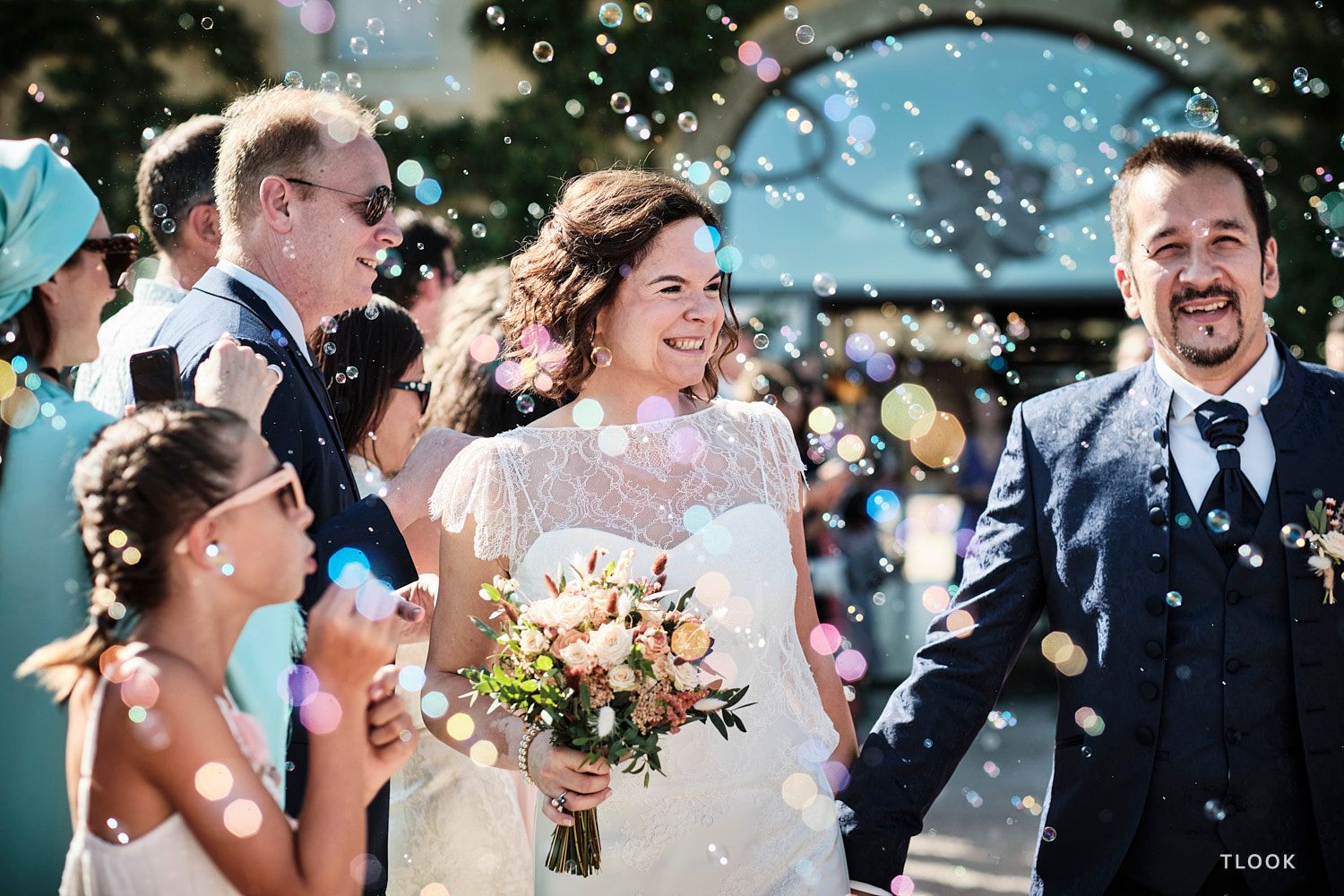 TLOOK photographe de mariage de style documentaire, aux portes des iris fin de la cérémonie les mariés et bulles