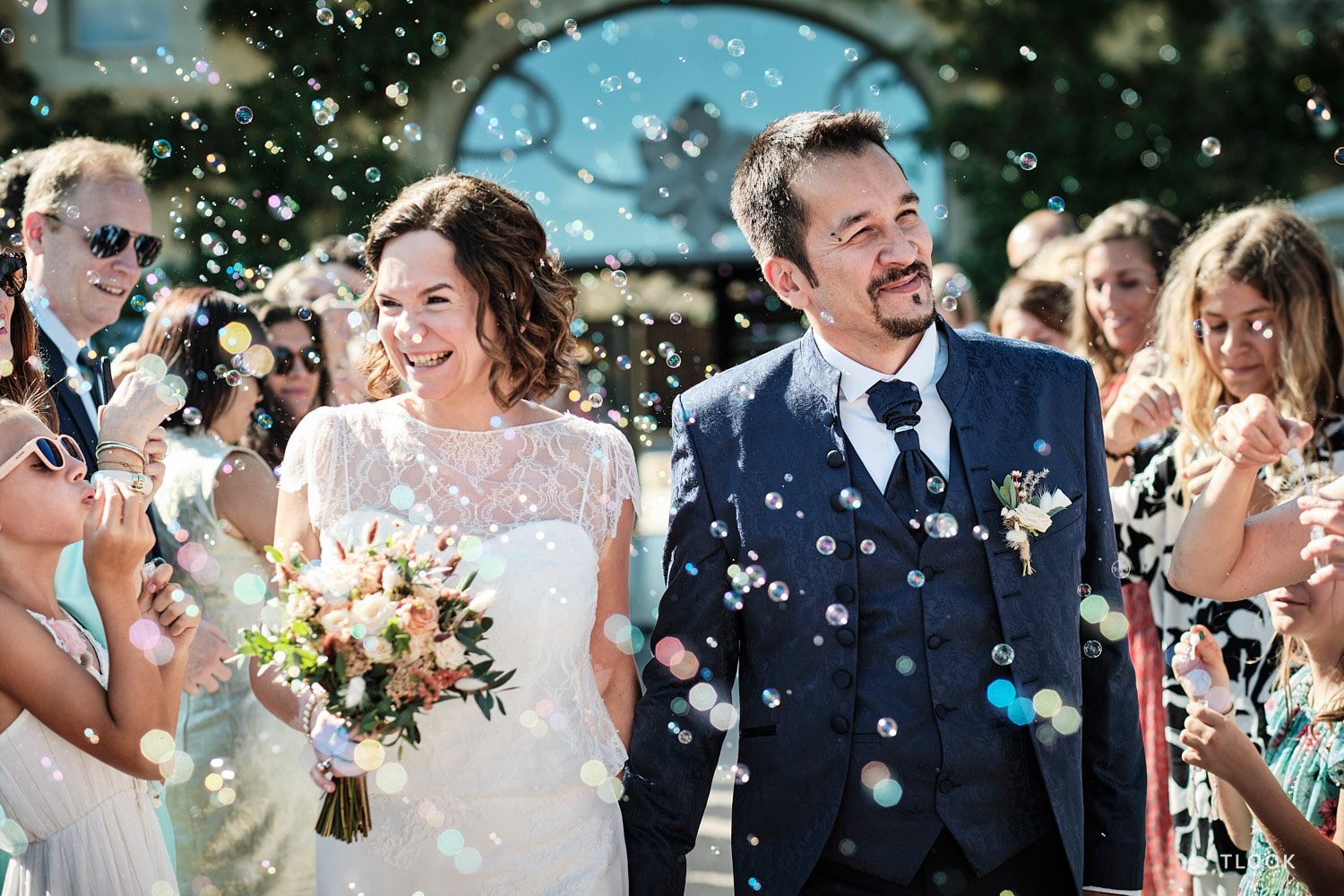 TLOOK photographe de mariage de style documentaire, aux portes des iris fin de la cérémonie les mariés et bulles