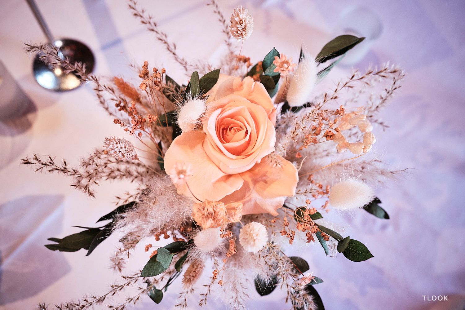 TLOOK photographe de mariage de style documentaire, aux portes des iris décorations florales