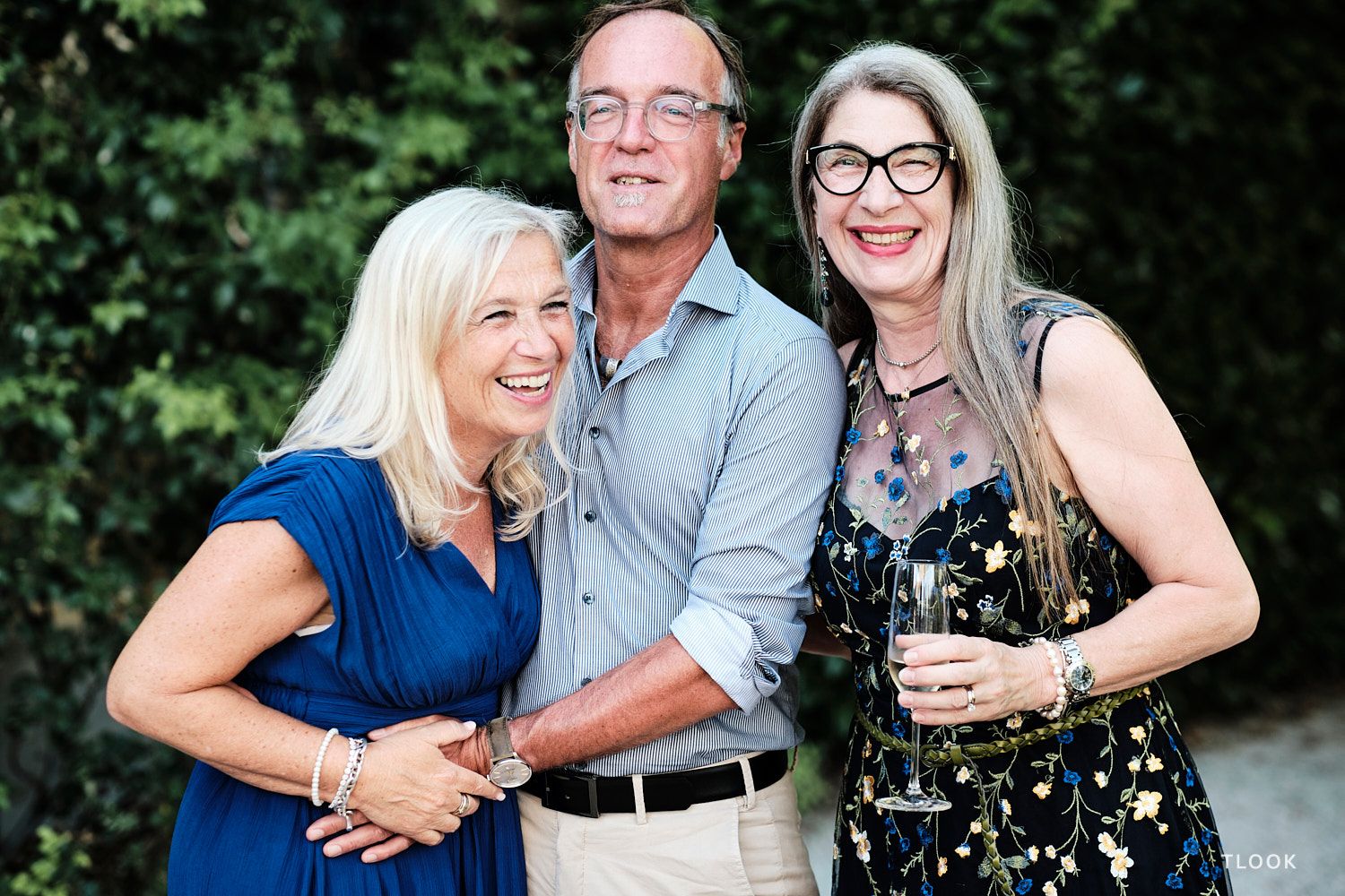 TLOOK photographe de mariage de style documentaire, aux portes des iris cocktail portrait des invités