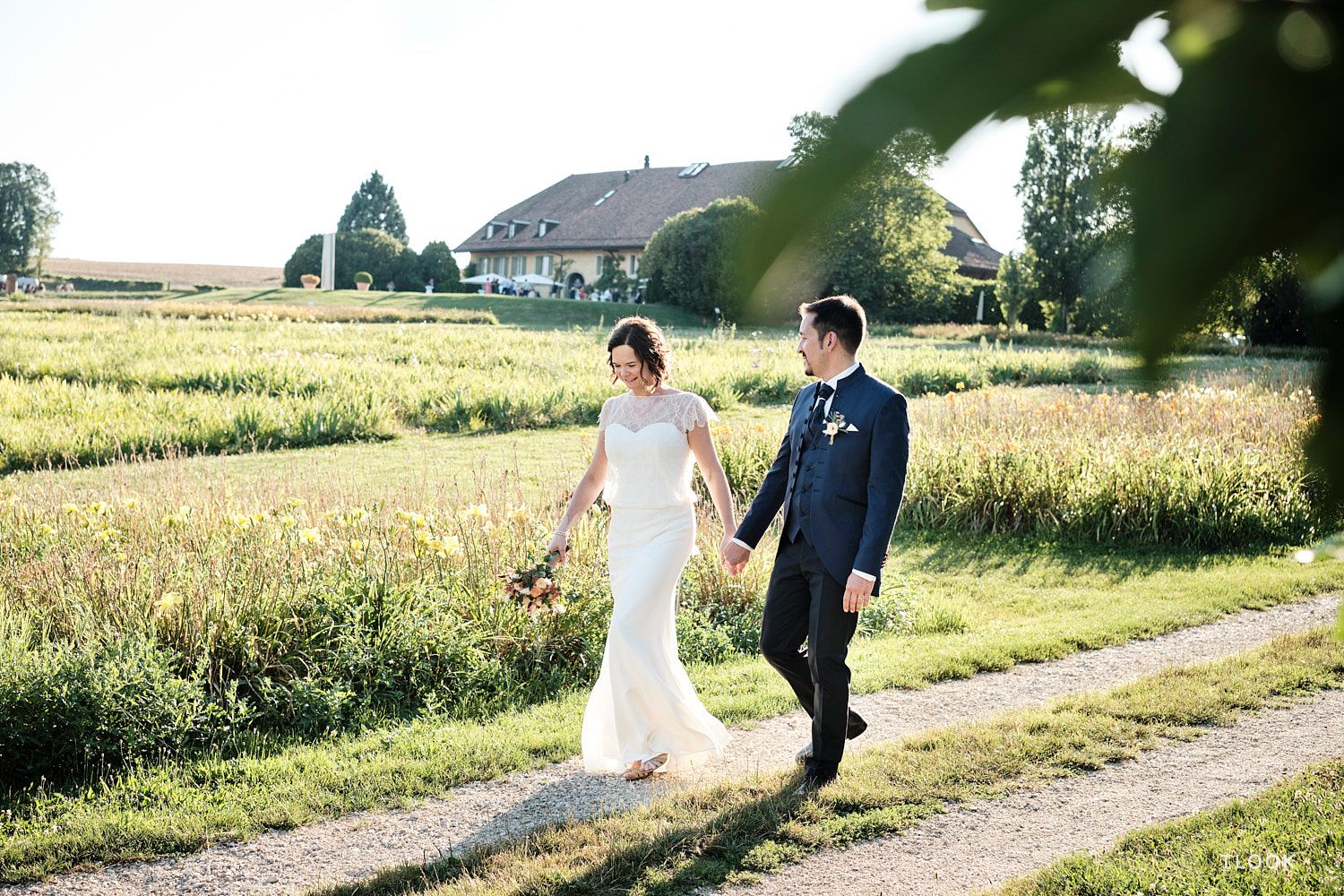 TLOOK photographe de mariage de style documentaire, aux portes des iris portrait du couple dans les jardins